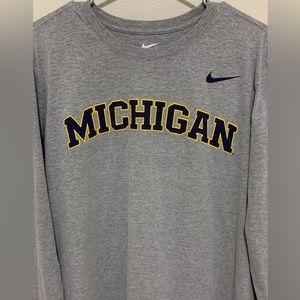 Mens size large Nike michigan long sleeve shirt